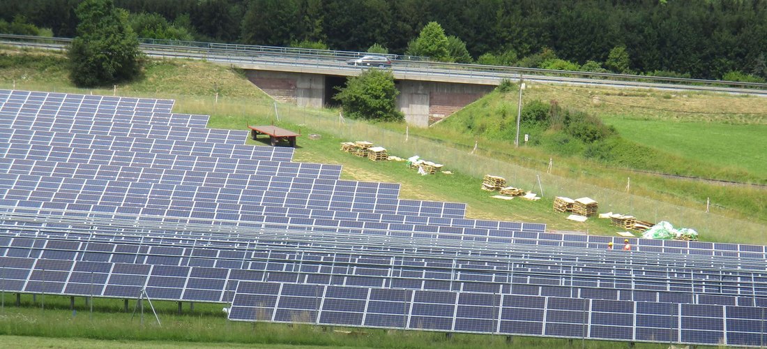 Hier sehen Sie die PV-Paneele des Solarparks Unadingen (Foto: EnBW / Fernández)