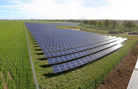 Sicht auf den Bürgersolarpark Metelsdorf nahe der A20 bei Wismar (Foto: IBC SOLAR) Der Bürgersolarpark im mecklenburgischen Metelsdorf erzeugt Solarstrom und gibt der genutzten Fläche Zeit, sich zu regenerieren.