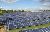 Mit dem neuen Solarpark der Ka-Energy Solutions GmbH wird der ehemals kontaminierter Boden auf zukunftsweisende und umweltfreundliche Weise genutzt, was für eine ehemalige Mülldeponie neben einem unberührten Naturpark eine positive Perspektive bietet. Foto: Delta Electronics (Netherlands) B.V.