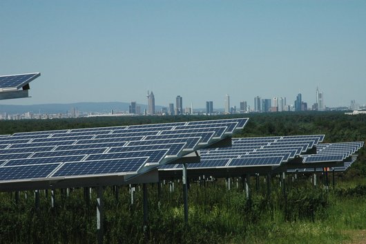 Der Solarpark Dreieich-Buchschlag ist auf einer Konversionsfläche entstanden (Foto: FES Frankfurter Entsorgungs- und Service GmbH) Hier sehen Sie den Solarpark im Rhein-Main-Gebiet (Foto: FES Frankfurter Entsorgungs- und Service GmbH)