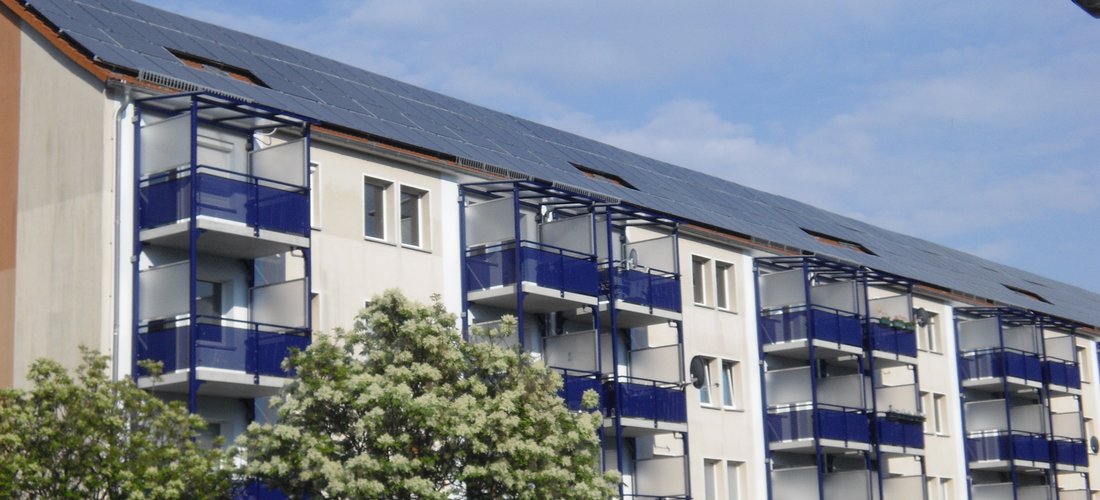 Entwickelt und errichtet wurde das PV-Projekt von Engynious, die bereits auf mehreren kommunalen Dächern der WBG Wolfen PV-Anlagen errichtet hat und seit 2013 den lokal produzierten Solarstrom einiger dieser Anlagen Mietern im Rahmen ihrer „Solar Plus Versorgung“ direkt zur Verfügung stellt. Foto: Engynious