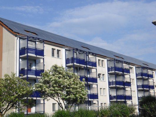 Entwickelt und errichtet wurde das PV-Projekt von Engynious, die bereits auf mehreren kommunalen Dächern der WBG Wolfen PV-Anlagen errichtet hat und seit 2013 den lokal produzierten Solarstrom einiger dieser Anlagen Mietern im Rahmen ihrer „Solar Plus Versorgung“ direkt zur Verfügung stellt. Foto: Engynious Entwickelt und errichtet wurde das PV-Projekt von Engynious, die bereits auf mehreren kommunalen Dächern der WBG Wolfen PV-Anlagen errichtet hat und seit 2013 den lokal produzierten Solarstrom einiger dieser Anlagen Mietern im Rahmen ihrer „Solar Plus Versorgung“ direkt zur Verfügung stellt. Foto: Engynious