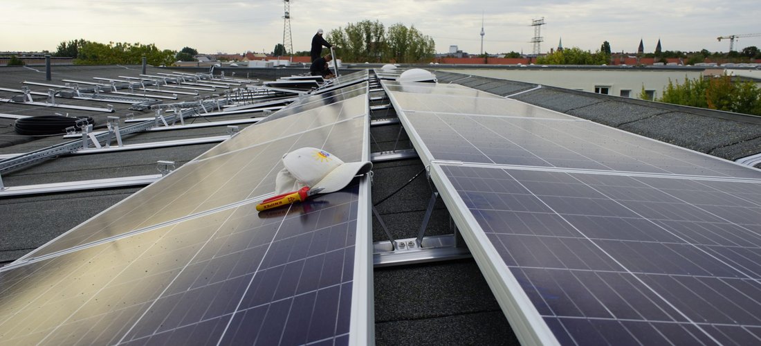 Hier sehen Sie die PV-Anlagen auf den GESOBAU-Häusern in Berlin-Pankow (Foto: © Berliner Stadtwerke)