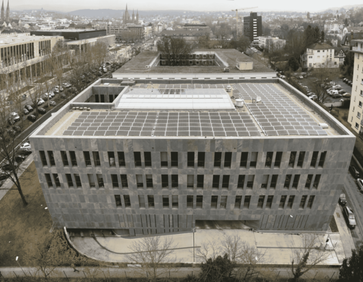 PV-Anlage des Finanzministeriums in Wiesbaden (Foto: Hessisches Ministerium der Finanzen) PV-Anlage des Ministeriums (Foto: Hessisches Ministerium der Finanzen)