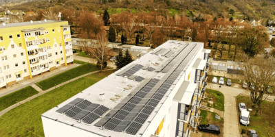 Hier sehen Sie die PV-Module auf dem Mehrfamilienhaus in Freyburg (Foto: SOLARIMO GmbH)