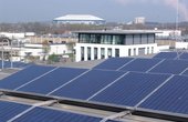 Auf dem Dach in Gelsenkirchen erzeugt eine PV-Anlage Solarstrom (Foto: LOXX Holding GmbH)
