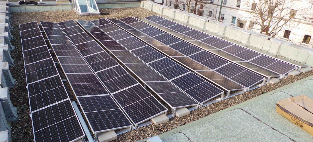 Photovoltaik-Anlage auf dem Dach des Düsseldorfer Factory Campus (Foto: NATURSTROM AG)