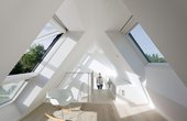 Der ehemals dunkle Spitzboden verwandelt sich dank eines Lichtbandes aus Klapp-Schwingfenstern samt eines Zusatzelements und eines Schwingfensters in eine attraktive Dachgalerie. (Bildquelle: VELUX / Adam Mørk)