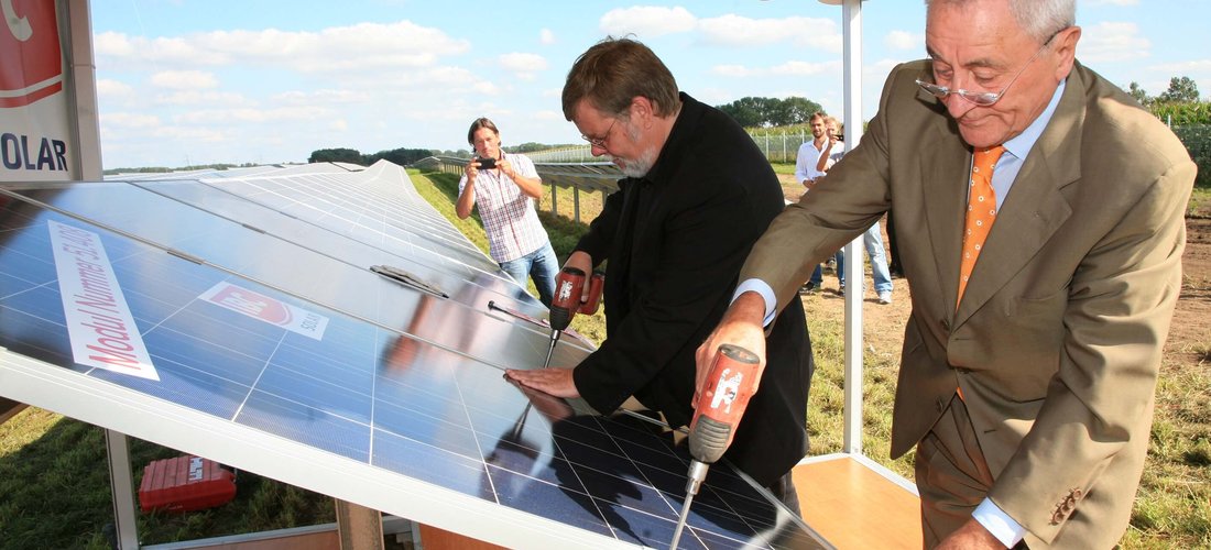 Volker Schlotmann, Minister für Verkehr, Bau und Landesentwicklung des Landes Mecklenburg-Vorpommern, und Udo Möhrstedt, Vorstandsvorsitzender der IBC SOLAR bei der Fertigstellung des Solarparks