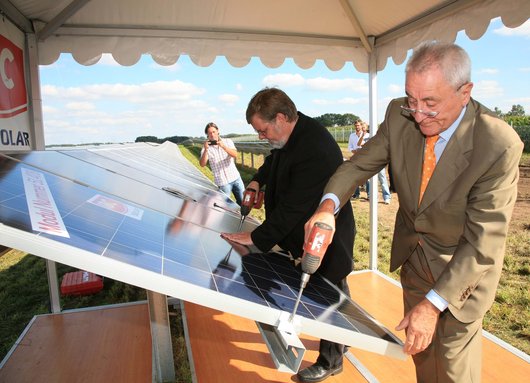 Fertigstellung des Solarparks Sukow (Foto: © IBC SOLAR) Volker Schlotmann, Minister für Verkehr, Bau und Landesentwicklung des Landes Mecklenburg-Vorpommern, und Udo Möhrstedt, Vorstandsvorsitzender der IBC SOLAR bei der Fertigstellung des Solarparks