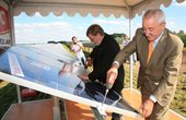 Volker Schlotmann, Minister für Verkehr, Bau und Landesentwicklung des Landes Mecklenburg-Vorpommern, und Udo Möhrstedt, Vorstandsvorsitzender der IBC SOLAR bei der Fertigstellung des Solarparks