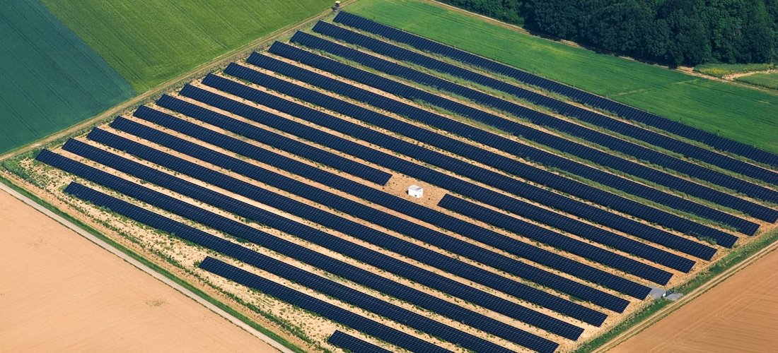 Solarmodule auf dem Areal in Marktbreit-Gnodstadt (Foto: Stadtwerke Bochum Holding GmbH)
