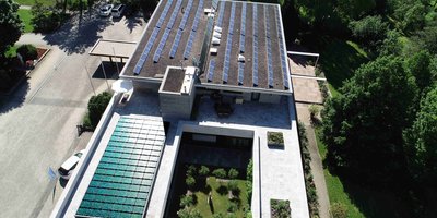Bischofshaus Rottenburg mit AxSun Solarlaminaten und grünen Solarzellen (Foto: AxSun Solar GmbH & Co. KG)