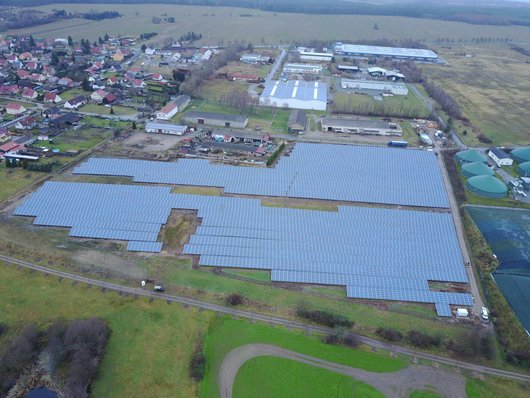 Luftaufnahme der Solar-Paneele im Solarpark Wiesenburg (Foto: Trianel GmbH) Hier sehen Sie die Solar-Paneele im Solarpark Wiesenburg (Foto: Trianel GmbH)