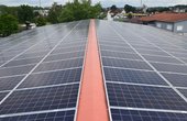 Im Zuge der Modernisierung hat der IBC SOLAR Fachpartner Krisch Energietechnik GmbH im August auf einer der Hallen eine PV-Anlage mit einer Nennleistung von 95,4 kWp installiert. Die Anlage entlastet fortan die Stromproduktion des Dieselgenerators. Foto: IBC Solar