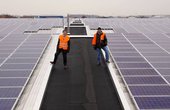 Auf dem Sonnenfleck: re. Timo Hauck (Technischer Leiter), li. Dr. L. Haaf (Geschäftsführer). (Foto: TAUBER-SOLAR Gruppe)