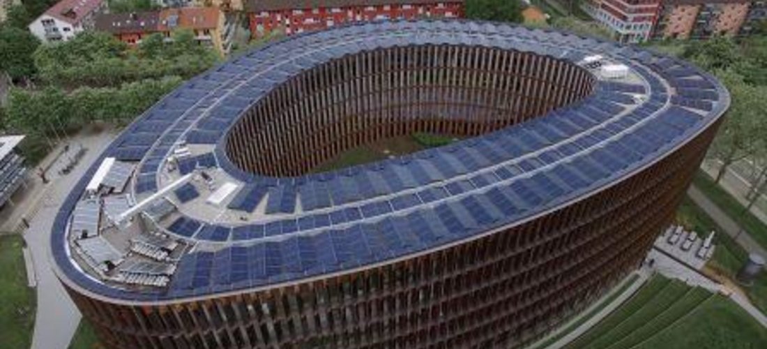 Das seit 2017 betriebene »Rathaus im Stühlinger« der Stadt Freiburg ist das europaweit größte öffentliche Netto-Nullenergiegebäude. Foto: ISE