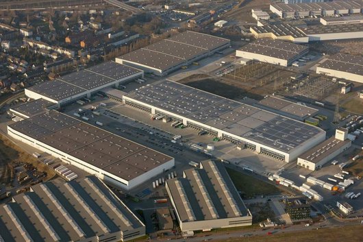 Das Duisburger Distributionszentrum von Johnson & Johnson und Kühne + Nagel ist mit PV-Paneelen ausgestattet (Foto: obs/Johnson & Johnson GmbH) Distributionszentrum im Duisburger Hafen nutzt Solarstrom vom eigenen Dach (Foto: obs/Johnson & Johnson GmbH)