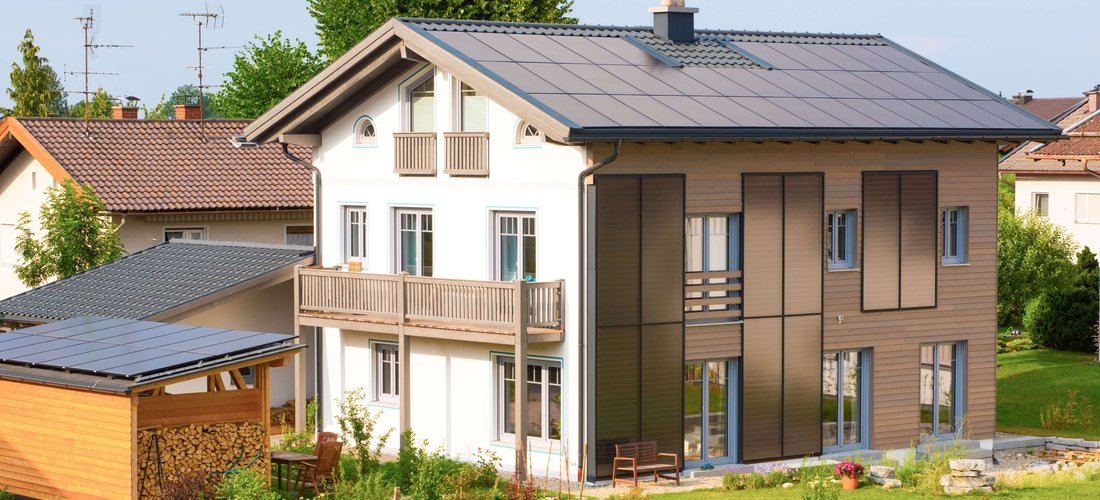 Das Sonnenhaus Hövel in Prien am Chiemsee wird zu 90 Prozent mit Solarstrom versorgt. (Foto: Sonnenhaus-Institut / Markus Aichhorn)