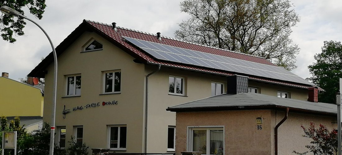 Solarmodule funkeln auf der Musikschule in Oranienburg (Foto: Musikschule Klang-farbe Orange UG)