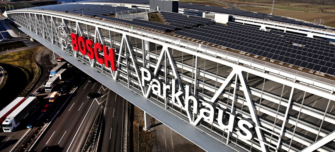 Hier sehen Sie die Solarzellen auf dem Parkhaus an der A8 in Stuttgart (Foto: Flughafen Stuttgart GmbH)