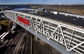 Hier sehen Sie die Solarzellen auf dem Parkhaus an der A8 in Stuttgart (Foto: Flughafen Stuttgart GmbH)
