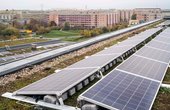 Gründach mit Solarmodulen auf Berliner Schule (Foto: Mathias Völzke)