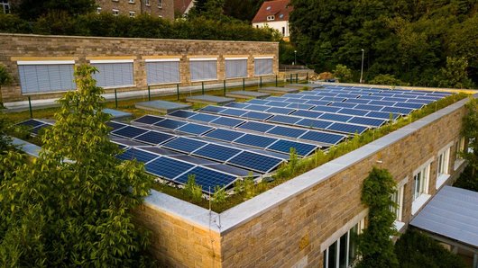 Solaranlage erzeugt umweltfreundlichen Solarstrom auf dem Gymnasium in Bruchsal (Foto: WIRSOL GmbH) Solaranlage erzeugt Solarstrom auf dem Gymnasium in Bruchsal (Foto: WIRSOL GmbH)