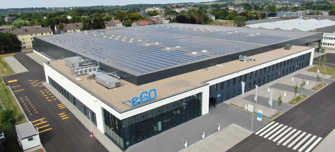 Hier sehen Sie eine Luftaufnahme der PV-Anlage auf dem e.GO Werk 1 in Aachen (Foto: e.GO Mobile AG)