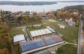 Neue Solaranlage für das Wasserwerk Beelitzhof: Eine Halle ist bereits fast belegt, inzwischen ist auch das Dach dahinter voller PV-Module. (Foto: Berliner Stadtwerke/ Reiner Freese)