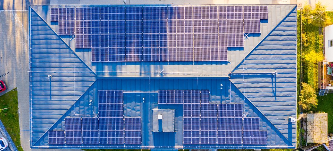 Hier sehen Sie die 144 Solarmodule auf dem Energieeffizienzhaus in Straubing (Foto: SOLARIMO GmbH)