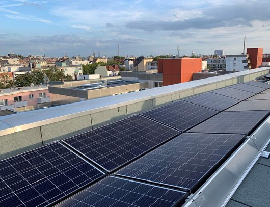 Insgesamt wurden 30 kWp auf dem Dach des Neubaus in der Adolfstraße installiert. Der Solarstrom kann zu 85% im Haus genutzt. (Foto: Solarimo GmbH)