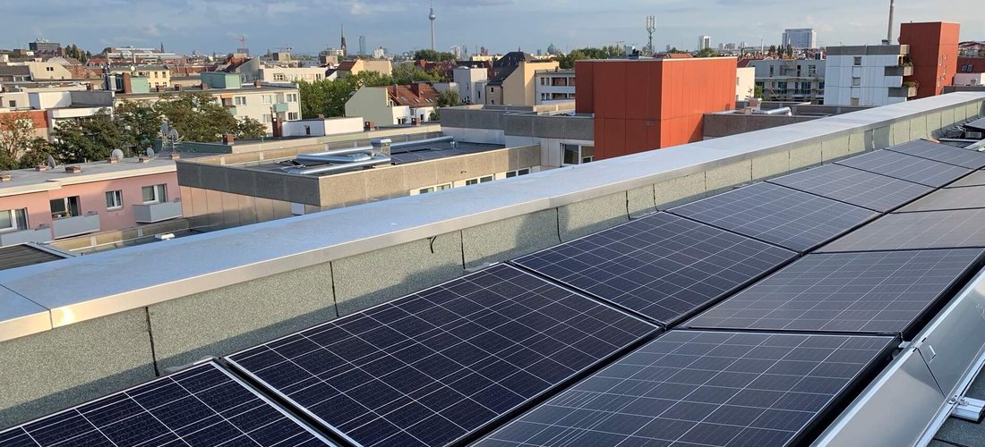 Insgesamt wurden 30 kWp auf dem Dach des Neubaus in der Adolfstraße installiert. Der Solarstrom kann zu 85% im Haus genutzt. (Foto: Solarimo GmbH)