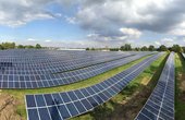 Bei diesem Solarpark-Projekt setzte die Ka-Energy Solutions GmbH als Bauträgerin und Generalunternehmerin vor allem auf Qualität. Hasan Kaygusuz, Geschäftsführer der Ka-Energy Solutions GmbH, äußerte sich dazu: „Mit diesem Projekt wollen wir ein klares Zeichen für den Solarstandort Brandenburg setzen. Aus diesem Grund haben wir hochwertige PV-Komponenten von zuverlässigen Herstellern ausgewählt. Beispielsweise die String-Wechselrichter von Delta. Wir investieren insgesamt rund 1,8 Millionen Euro in den Solarpark und sorgen mit der extra gegründeten, lokalen Zweckgesellschaft zudem dafür, dass die Steuereinnahmen direkt in die Region fließen.“ Foto: Delta Electronics (Netherlands) B.V.