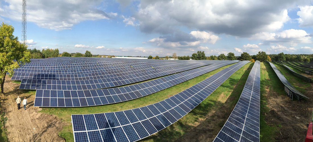 Bei diesem Solarpark-Projekt setzte die Ka-Energy Solutions GmbH als Bauträgerin und Generalunternehmerin vor allem auf Qualität. Hasan Kaygusuz, Geschäftsführer der Ka-Energy Solutions GmbH, äußerte sich dazu: „Mit diesem Projekt wollen wir ein klares Zeichen für den Solarstandort Brandenburg setzen. Aus diesem Grund haben wir hochwertige PV-Komponenten von zuverlässigen Herstellern ausgewählt. Beispielsweise die String-Wechselrichter von Delta. Wir investieren insgesamt rund 1,8 Millionen Euro in den Solarpark und sorgen mit der extra gegründeten, lokalen Zweckgesellschaft zudem dafür, dass die Steuereinnahmen direkt in die Region fließen.“ Foto: Delta Electronics (Netherlands) B.V.