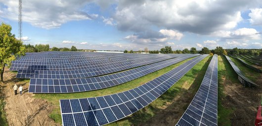 Bei diesem Solarpark-Projekt setzte die Ka-Energy Solutions GmbH als Bauträgerin und Generalunternehmerin vor allem auf Qualität. Hasan Kaygusuz, Geschäftsführer der Ka-Energy Solutions GmbH, äußerte sich dazu: „Mit diesem Projekt wollen wir ein klares Zeichen für den Solarstandort Brandenburg setzen. Aus diesem Grund haben wir hochwertige PV-Komponenten von zuverlässigen Herstellern ausgewählt. Beispielsweise die String-Wechselrichter von Delta. Wir investieren insgesamt rund 1,8 Millionen Euro in den Solarpark und sorgen mit der extra gegründeten, lokalen Zweckgesellschaft zudem dafür, dass die Steuereinnahmen direkt in die Region fließen.“ Foto: Delta Electronics (Netherlands) B.V. Bei diesem Solarpark-Projekt setzte die Ka-Energy Solutions GmbH als Bauträgerin und Generalunternehmerin vor allem auf Qualität. Hasan Kaygusuz, Geschäftsführer der Ka-Energy Solutions GmbH, äußerte sich dazu: „Mit diesem Projekt wollen wir ein klares Zeichen für den Solarstandort Brandenburg setzen. Aus diesem Grund haben wir hochwertige PV-Komponenten von zuverlässigen Herstellern ausgewählt. Beispielsweise die String-Wechselrichter von Delta. Wir investieren insgesamt rund 1,8 Millionen Euro in den Solarpark und sorgen mit der extra gegründeten, lokalen Zweckgesellschaft zudem dafür, dass die Steuereinnahmen direkt in die Region fließen.“ Foto: Delta Electronics (Netherlands) B.V.