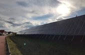 Photovoltaik-Anlage als Lärmschutzwand an der B47 in Bürstadt (Foto: phovo.de)