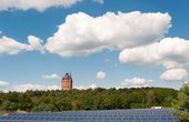 Solarmodule auf der Freifläche vor dem Wasserwerk in Cottbus-Sachsendorf (Foto: Ulrich Mertens, Atelier für Kunst und Fotografie)