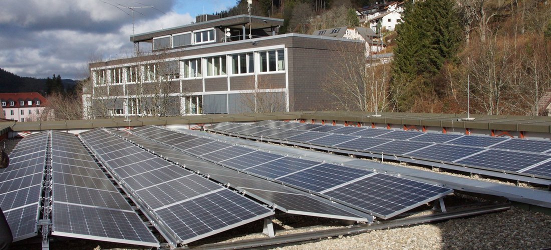 Photovoltaikanlage auf dem Gebäude B der Hochschule Furtwangen im Schwarzwald (Foto: Hochschule Furtwangen)