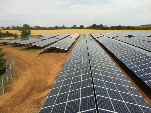 Der City-Solarpark Hölzengraben in Kaiserslautern (Foto: IBC SOLAR) Der City-Solarpark Hölzengraben in Kaiserslautern (Foto: IBC SOLAR)