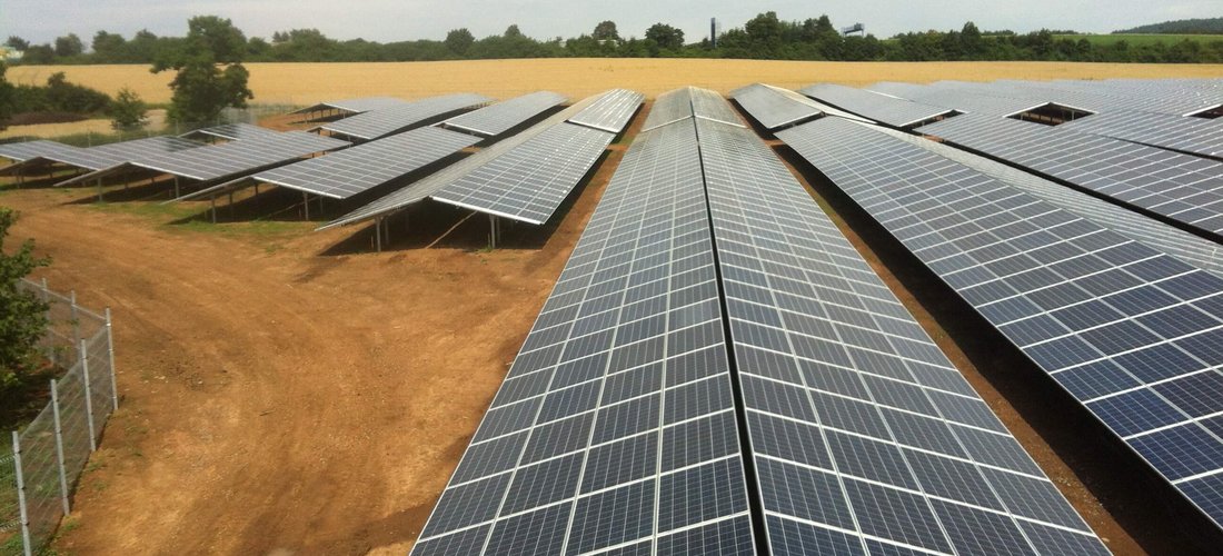 Der City-Solarpark Hölzengraben in Kaiserslautern (Foto: IBC SOLAR)