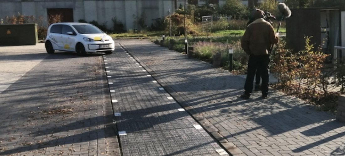 Der Straßenbelag aus Solarmodulen versorgt die Büros im Torhaus der Zeche Westerholt in Gelsenkirchen (Foto: Solmove GmbH)
