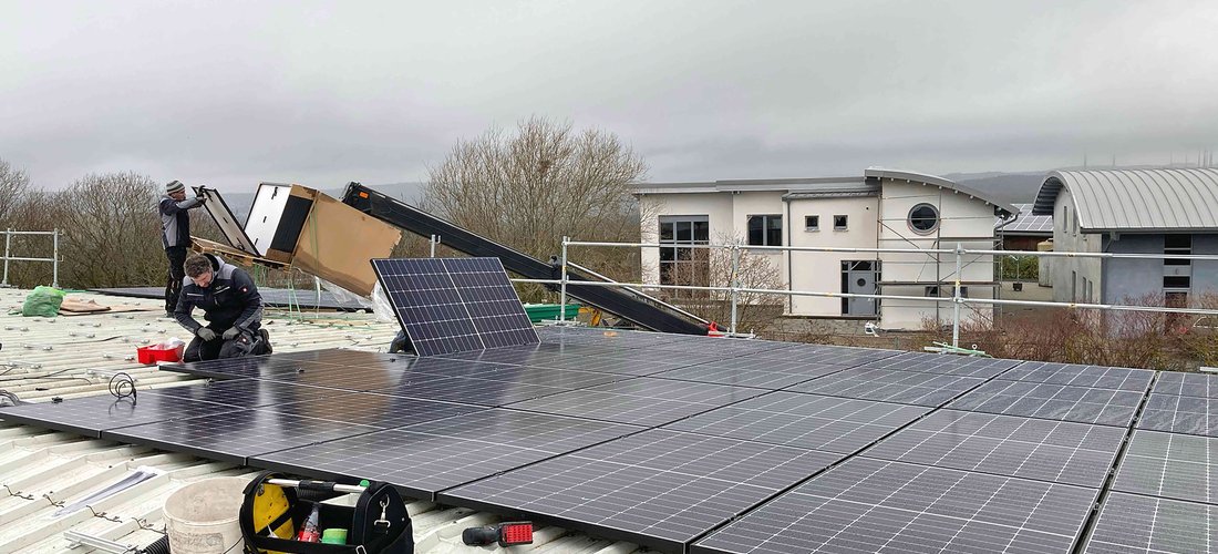 Solaranlage auf dem Dach der Reithalle von Sabrina Hardy in Osburg (Bildrechte: WI Energy)
