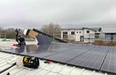 Solaranlage auf dem Dach der Reithalle von Sabrina Hardy in Osburg (Bildrechte: WI Energy)