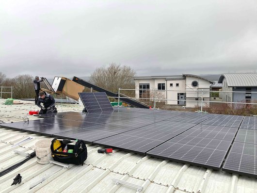Solaranlage auf dem Dach der Reithalle von Sabrina Hardy in Osburg (Bildrechte: WI Energy) Solaranlage auf dem Dach der Reithalle von Sabrina Hardy in Osburg (Bildrechte: WI Energy)